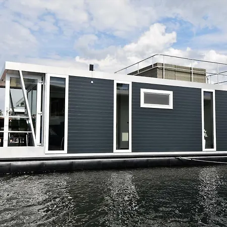 Cosy Floating Boatlodge, 