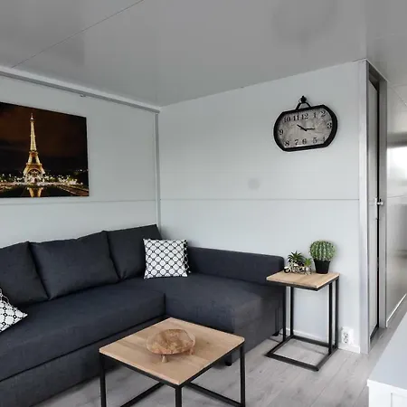 Cosy Floating Boatlodge, 