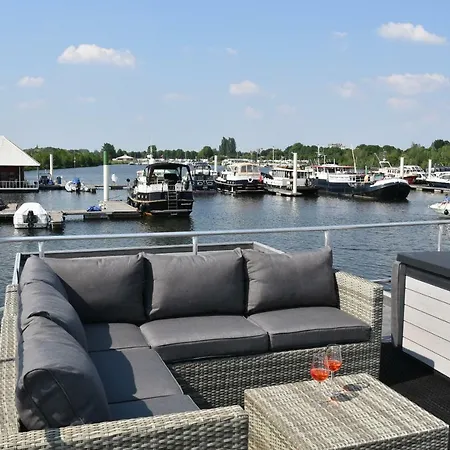Cosy Floating Boatlodge, 