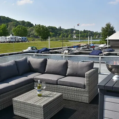 Cosy Floating Boatlodge, 