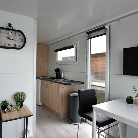 Cosy Floating Boatlodge, 