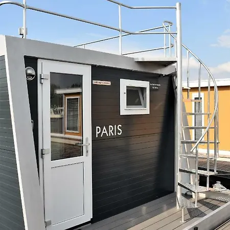 Cosy Floating Boatlodge, 
