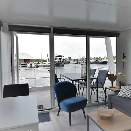 Cosy Floating Boatlodge, 