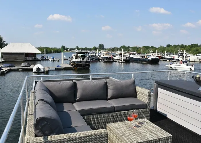 Cosy Floating Boatlodge, \