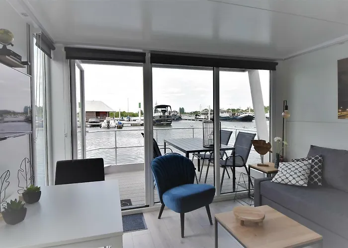 Cosy Floating Boatlodge, \