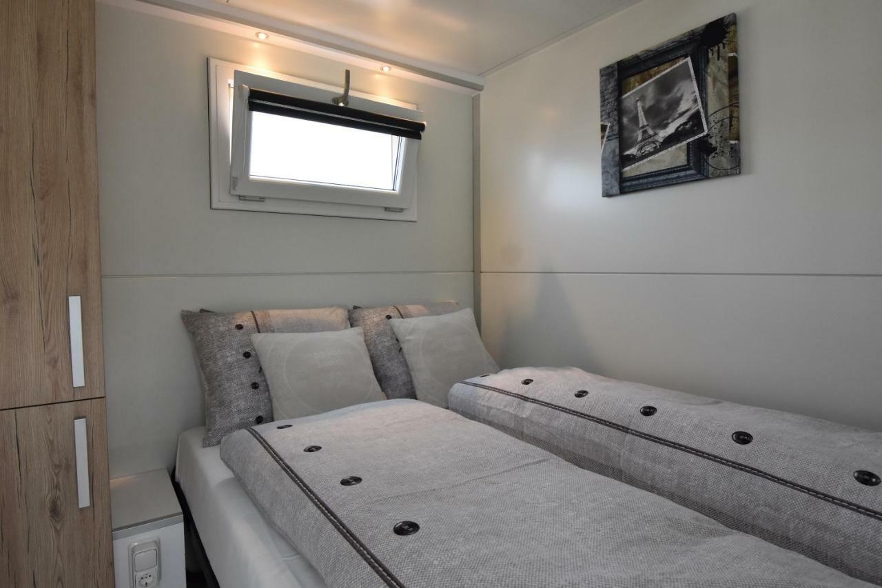 Cosy Floating Boatlodge, 
