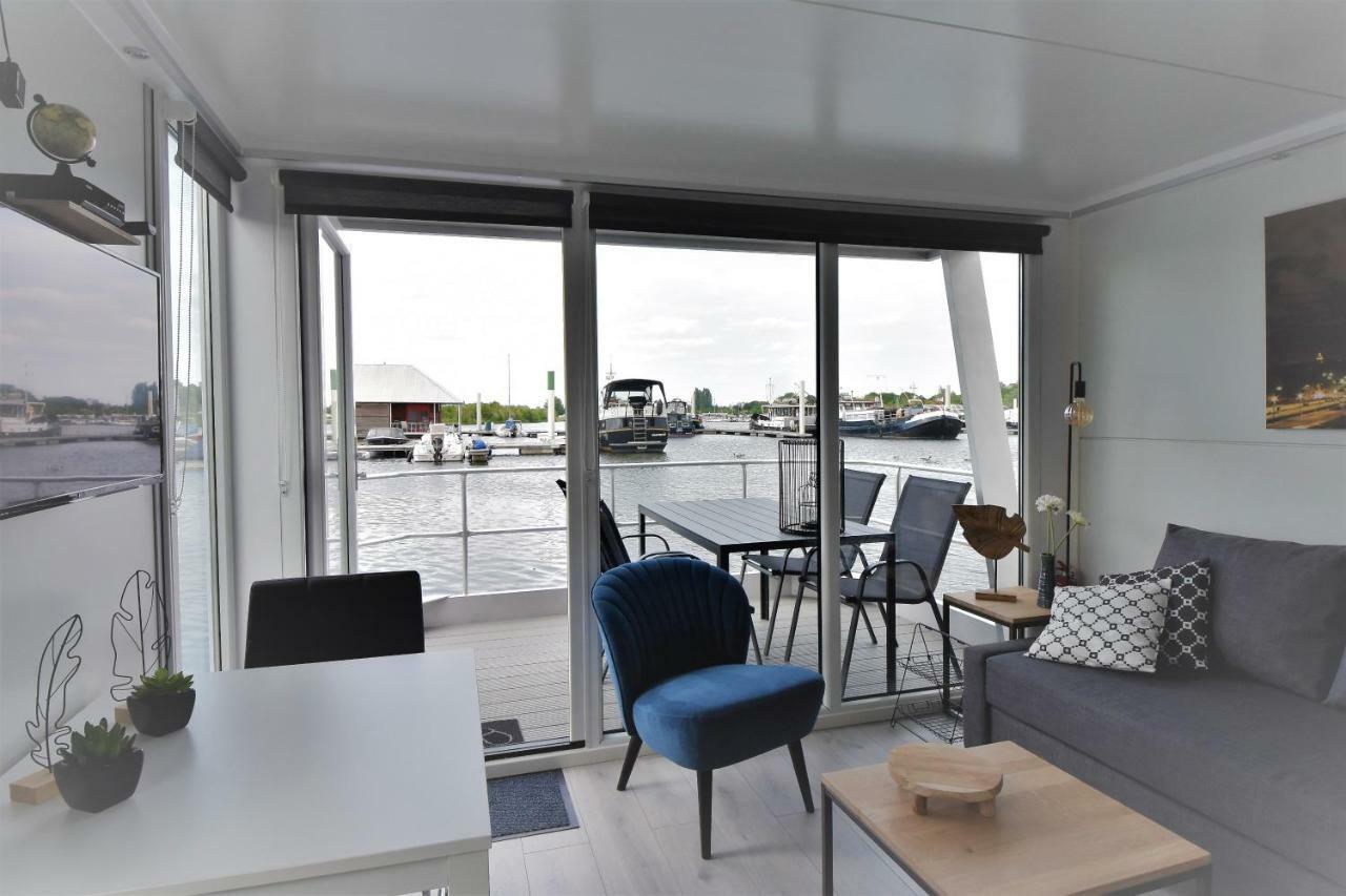 Cosy Floating Boatlodge, 