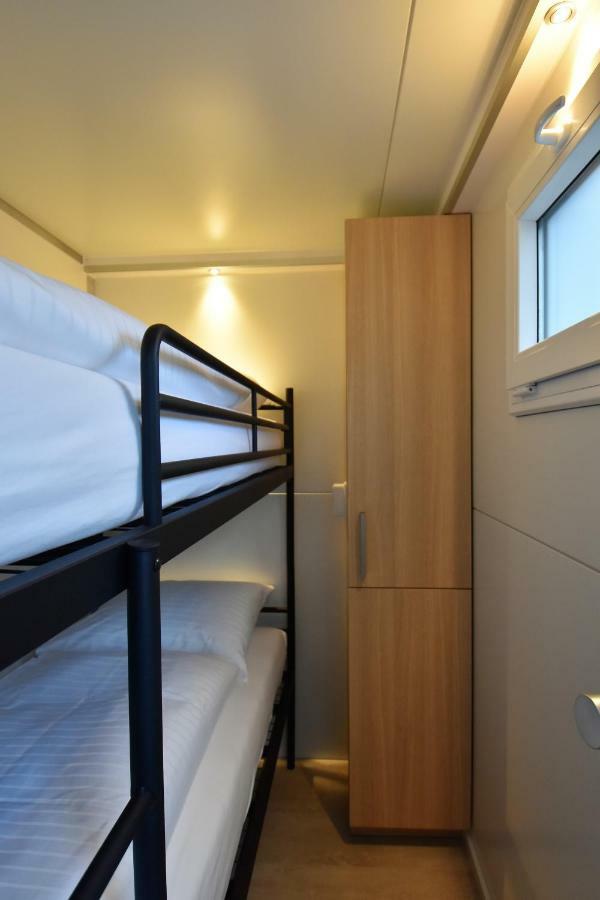 Cosy Floating Boatlodge, 
