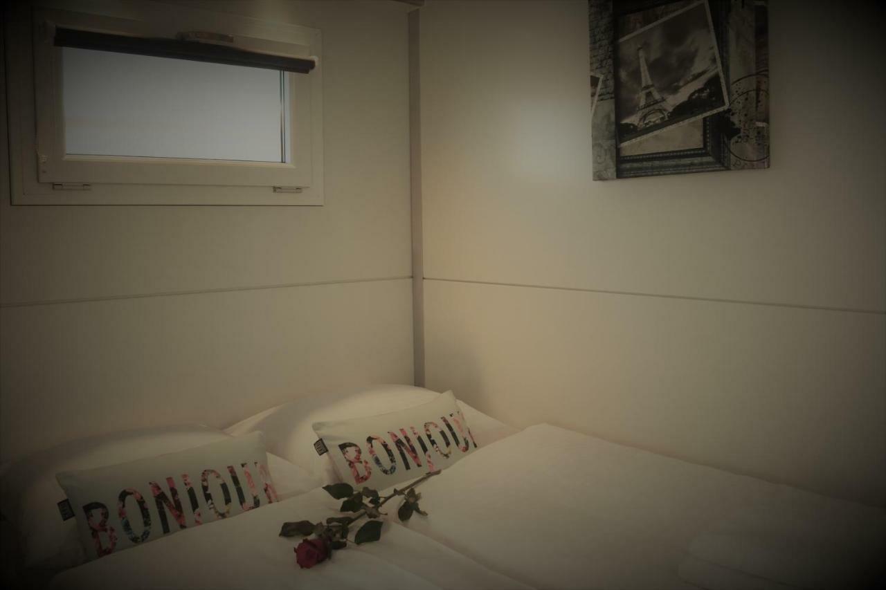 Cosy Floating Boatlodge, 